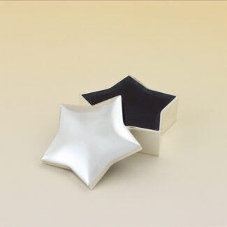 Main Image of Star-shaped jewelry box.